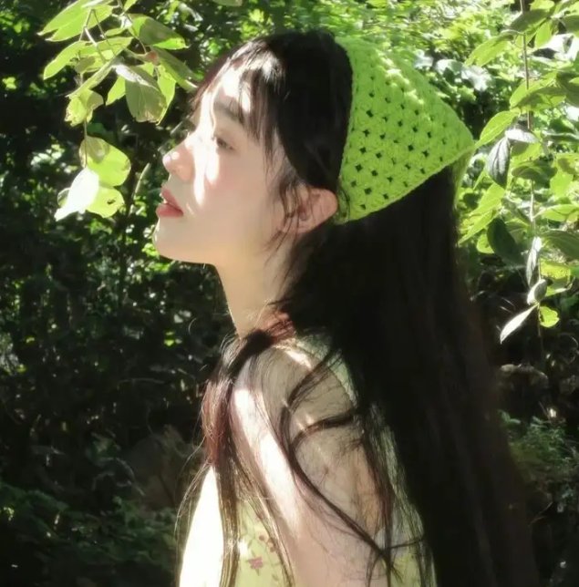 微光下的蓝色男孩